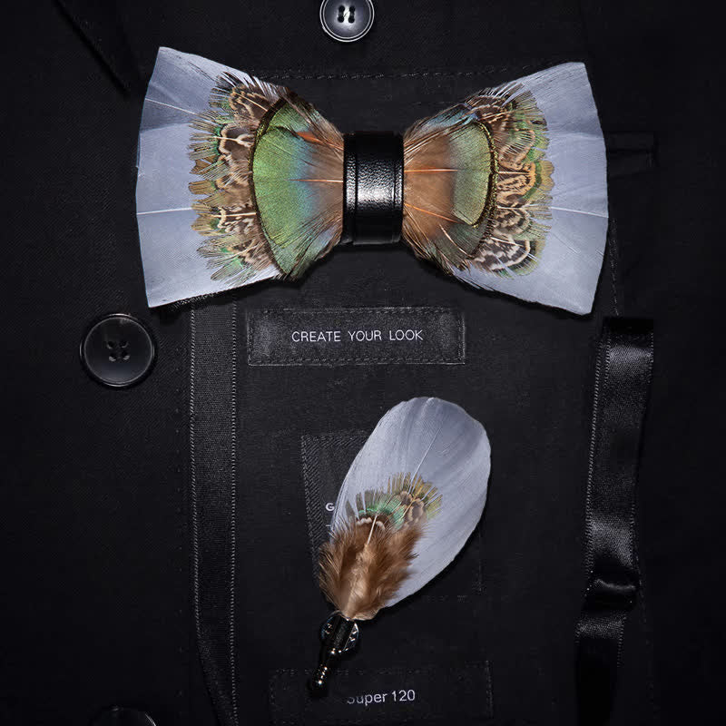 Nœud papillon en plumes gris et vert avec épingle à revers