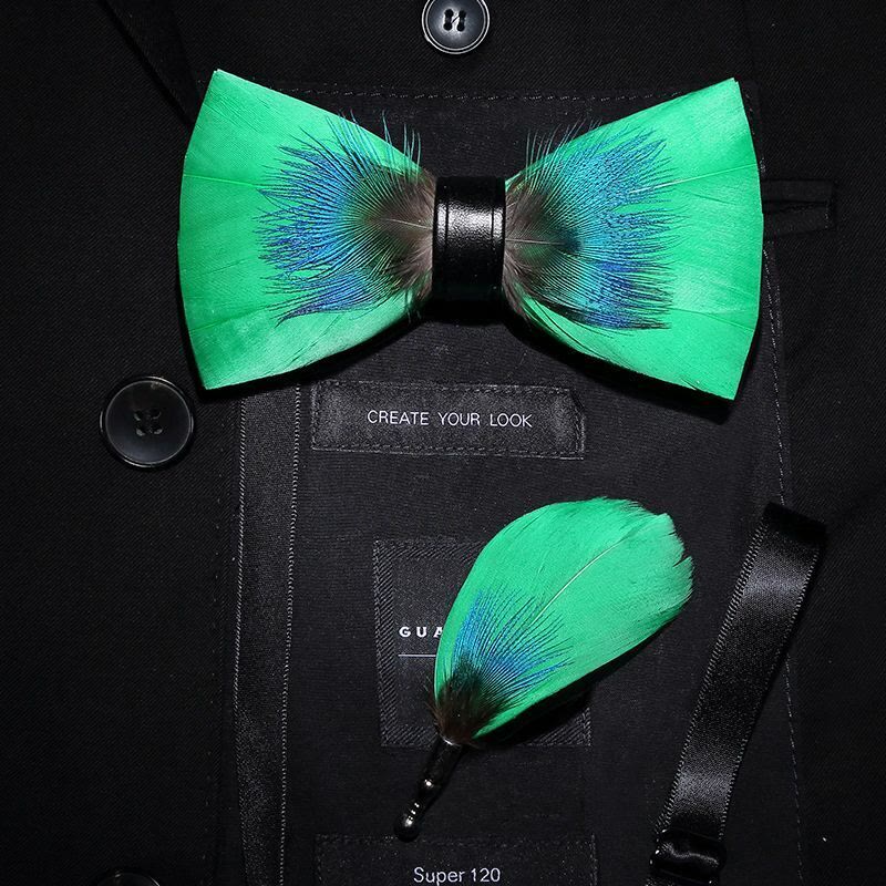Nœud papillon fantaisie bleu et vert avec plumes et épingle à revers