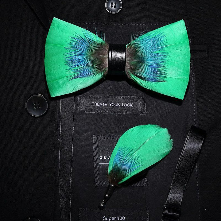 Nœud papillon fantaisie bleu et vert avec plumes et épingle à revers