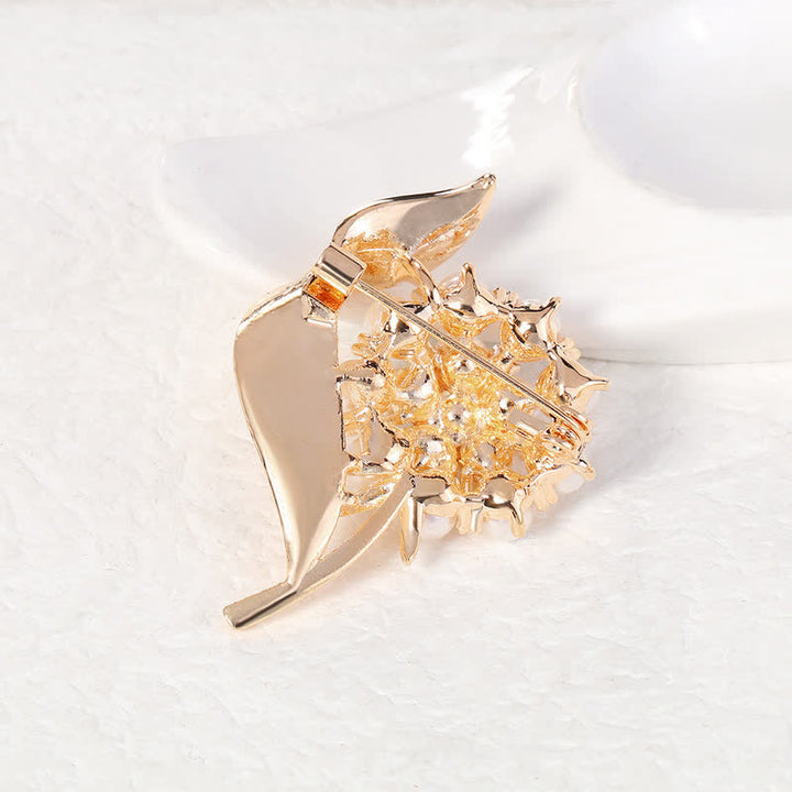 Broche en perles et fleurs fraîches pour femme