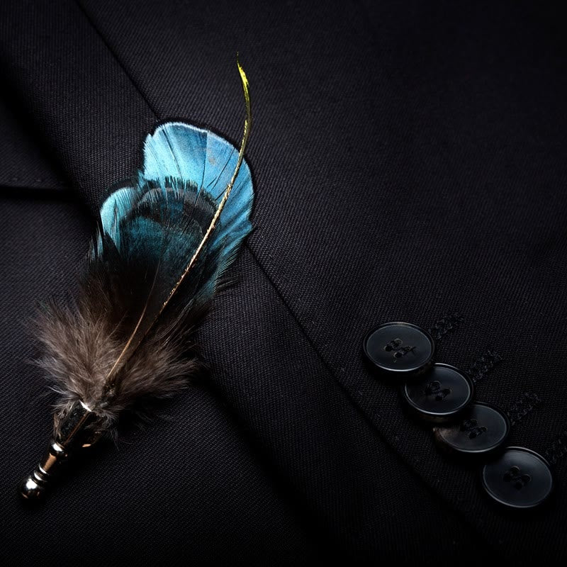 Nœud papillon turquoise et plumes noires avec épingle à revers