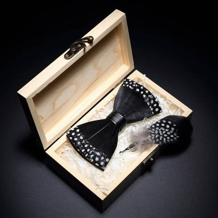 Nœud papillon à pois noirs en plumes pour enfant avec épingle à revers