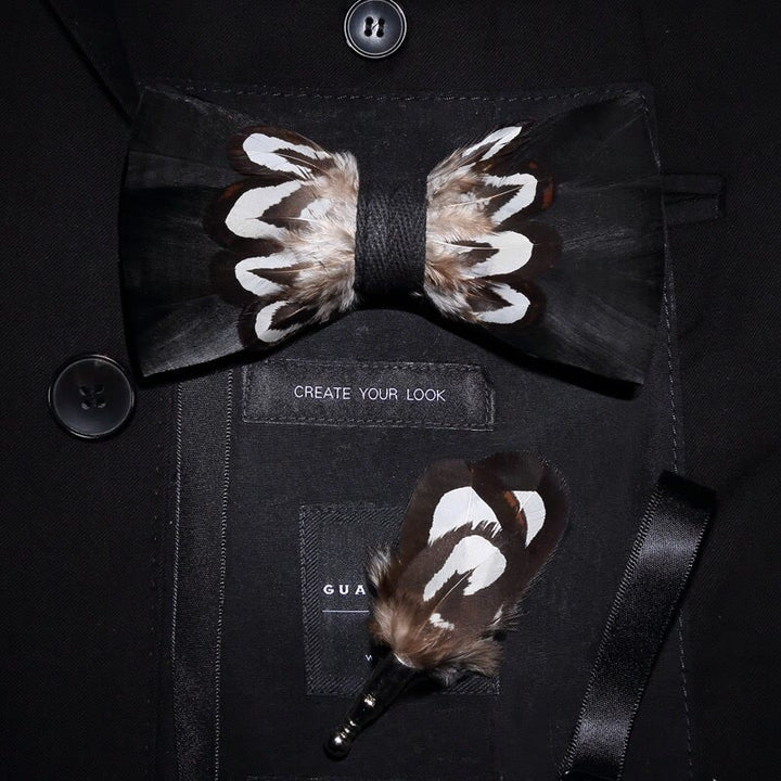 Nœud papillon à plumes noir et blanc avec épingle à revers