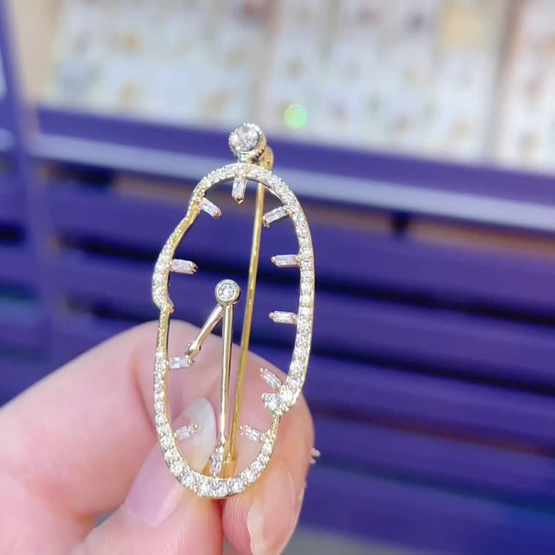 Broche Horloge Abstraite Unisexe à Temps Inversé