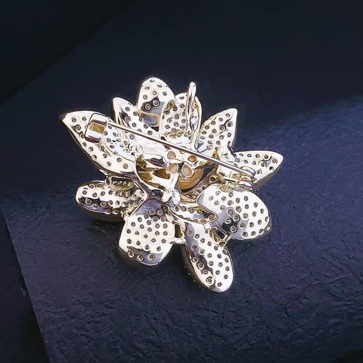 Broche en perles de lotus pour femme