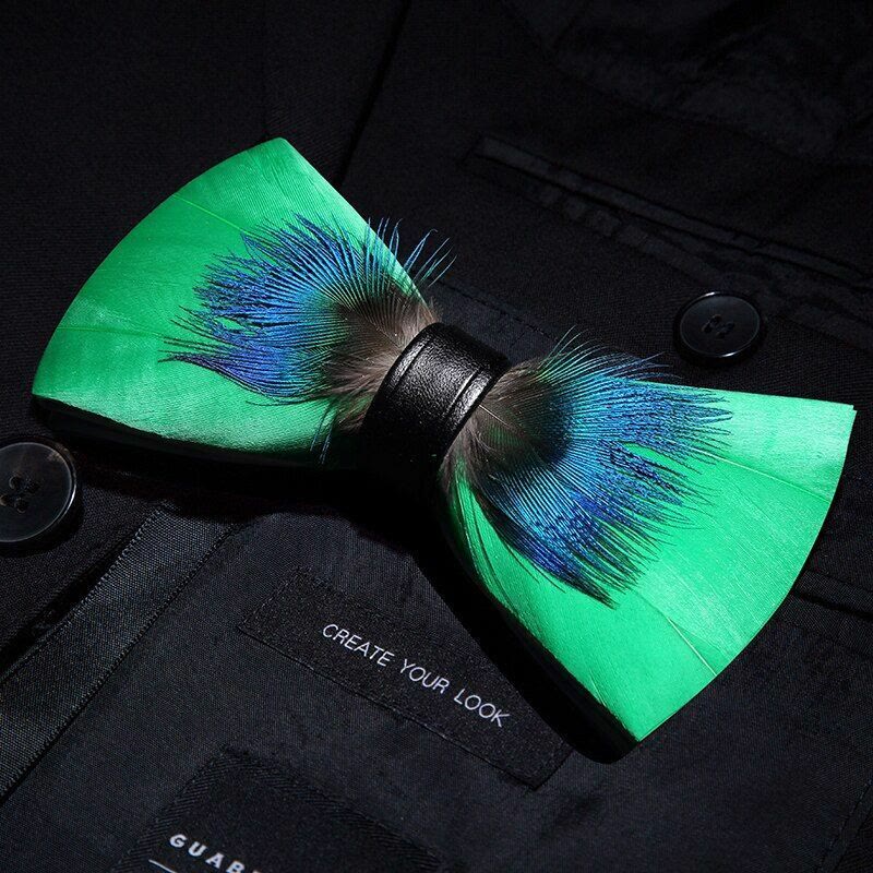 Nœud papillon fantaisie bleu et vert avec plumes et épingle à revers