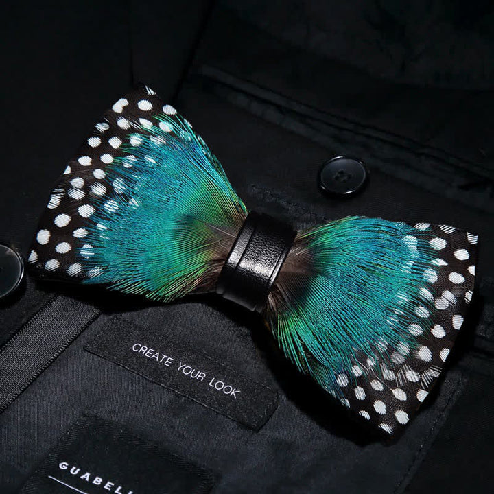Nœud papillon à pois cyan et blanc avec épingle à revers