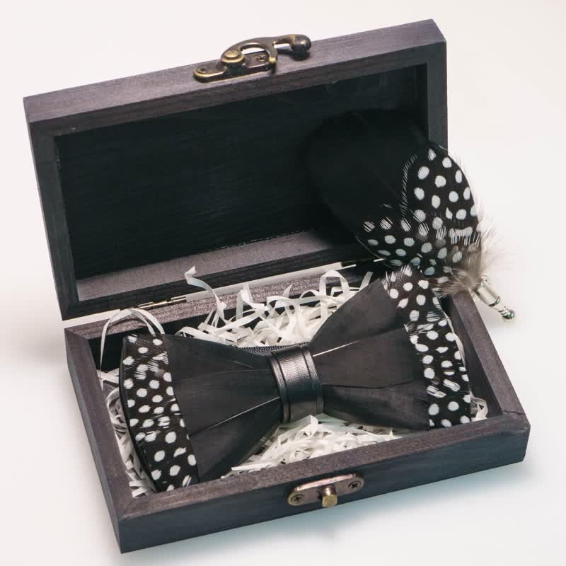 Nœud papillon à pois noirs en plumes pour enfant avec épingle à revers