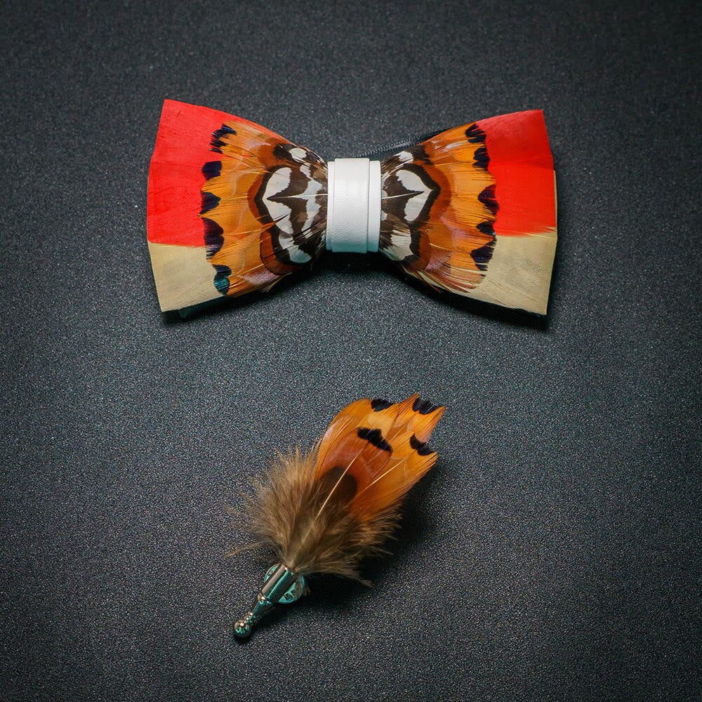 Nœud papillon à plumes vives orange et blanc avec épingle à revers