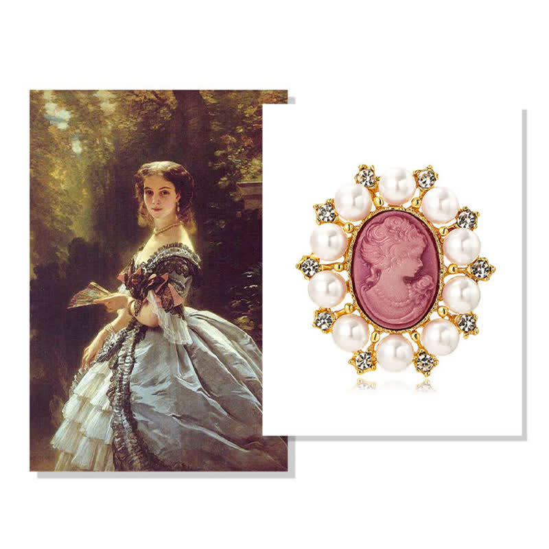 Broche en perles représentant la beauté du palais des femmes