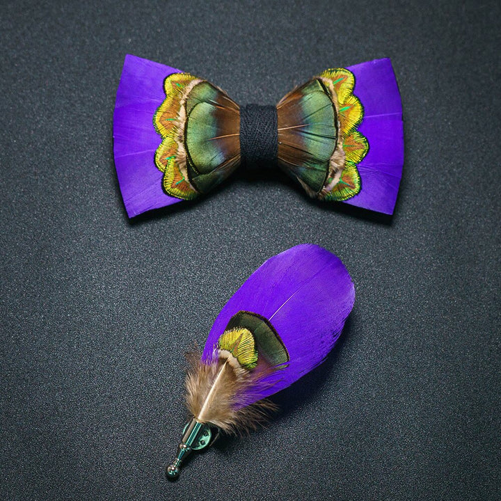 Nœud papillon en plumes royales violettes et vertes avec épingle à revers
