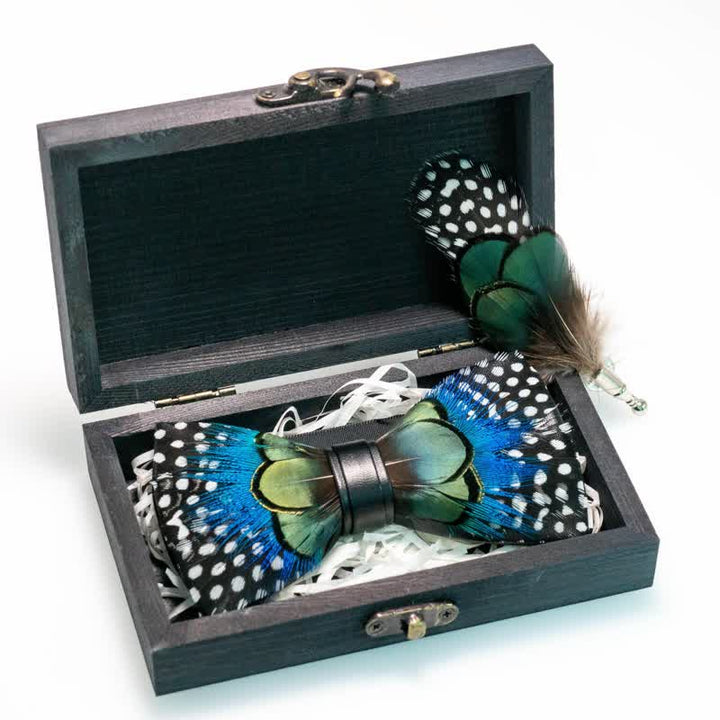 Nœud papillon à pois verts et bleus avec plumes et épingle à revers