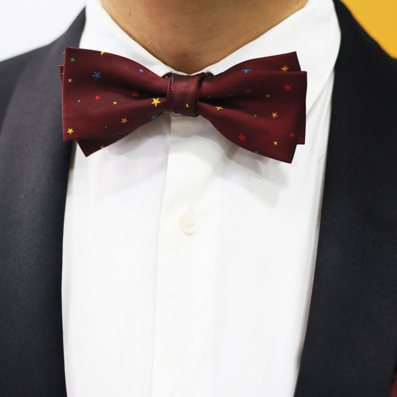 Nœud papillon pour homme avec étoiles scintillantes colorées bordeaux