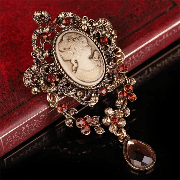 Broche en forme de larme pour femme avec camée Maiden