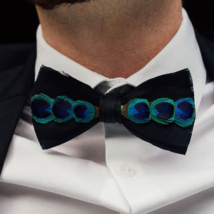 Nœud papillon en plumes de paon teintées bleu et blanc