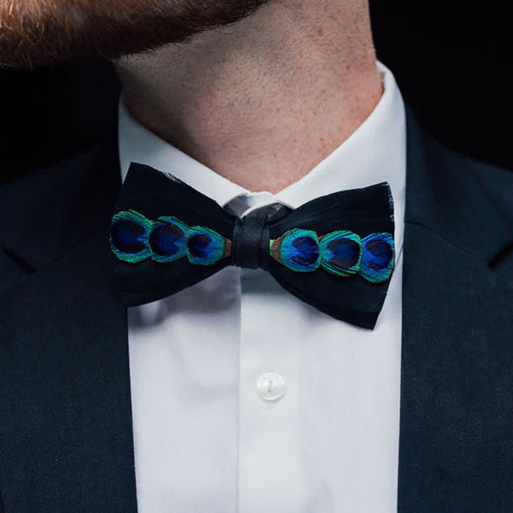 Nœud papillon en plumes de paon teintées bleu et blanc