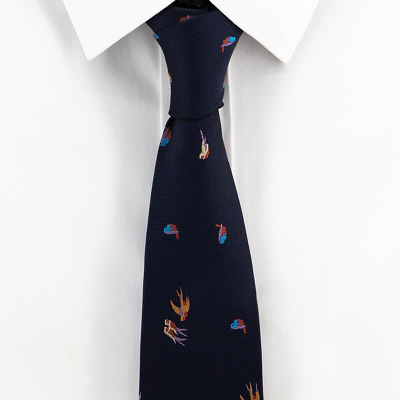 Cravate bleu foncé pour homme avec oiseaux volants colorés