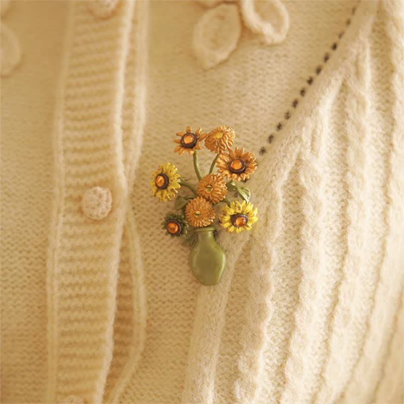 Broche en émail pour femme représentant un vase de tournesol