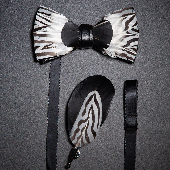 Nœud papillon en plumes de zèbre noir et blanc avec épingle à revers