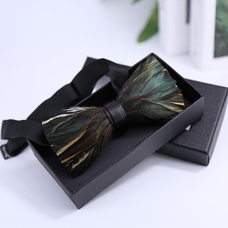 Nœud papillon en plumes gris ardoise foncé avec épingle à revers