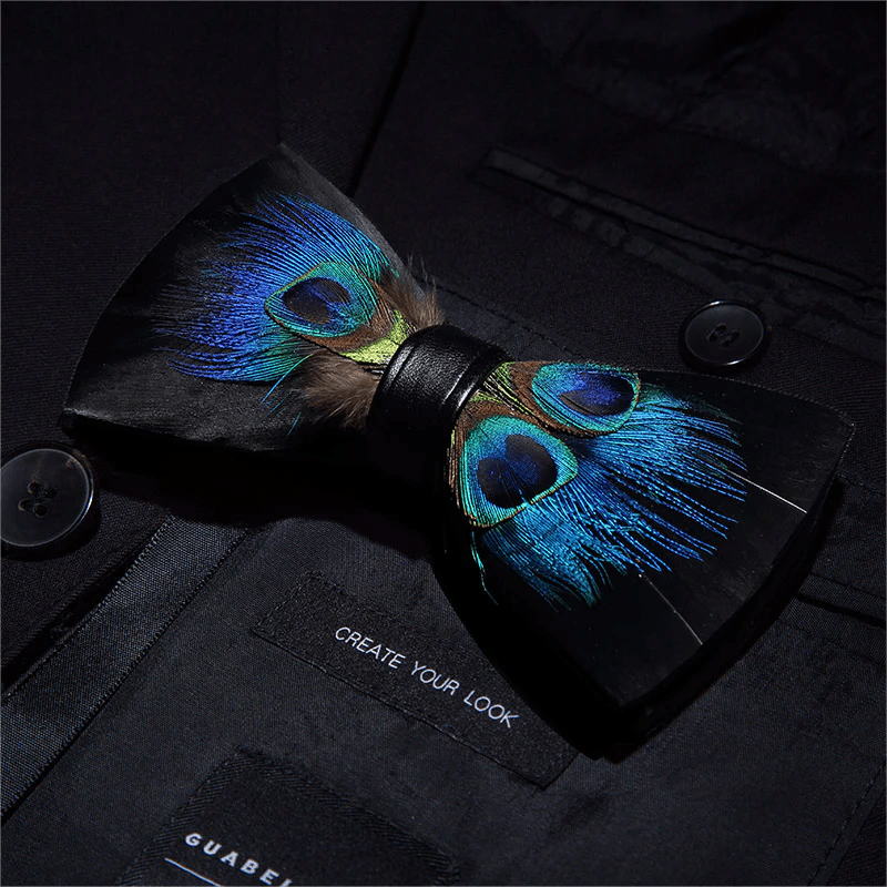 Nœud papillon en plumes de paon noir et bleu avec épingle à revers