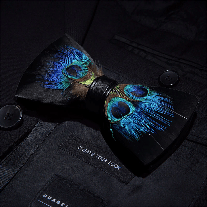 Nœud papillon en plumes de paon noir et bleu avec épingle à revers