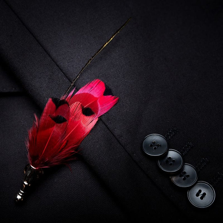 Nœud papillon en plumes de queue de pinson rouge pour enfant avec épingle à revers