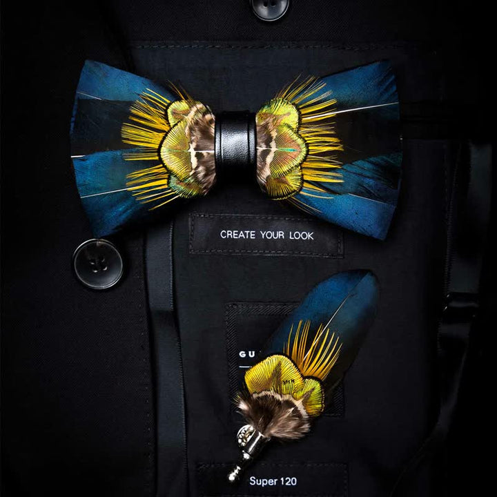 Nœud papillon en plumes de paon bleu et jaune avec épingle à revers