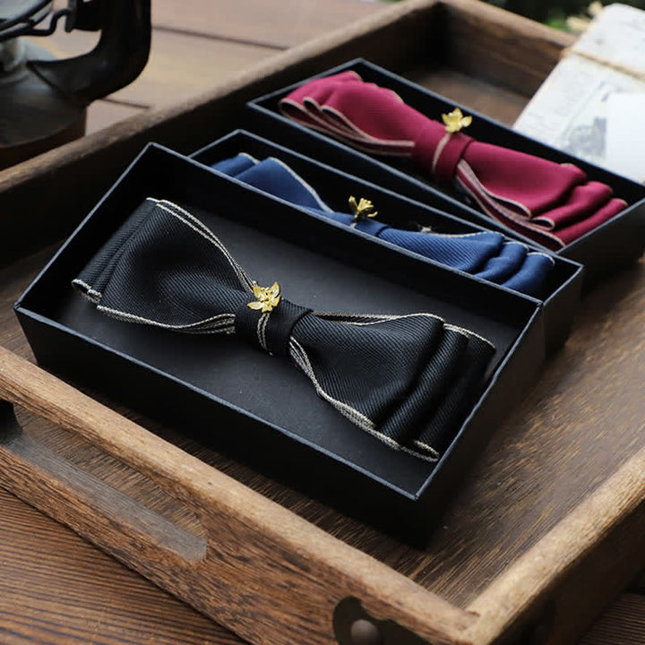 Nœud papillon triple épaisseur étroit à fleurs dorées pour homme