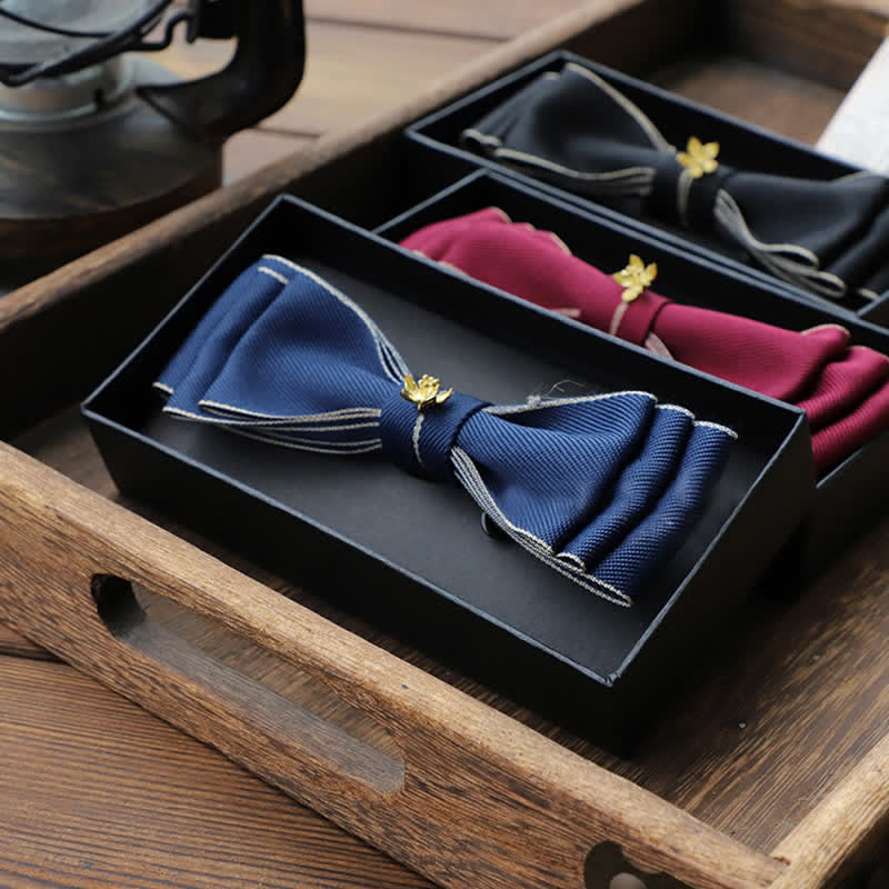 Nœud papillon triple épaisseur étroit à fleurs dorées pour homme