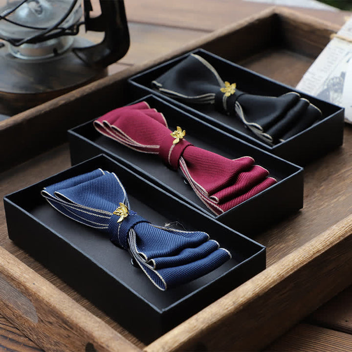 Nœud papillon triple épaisseur étroit à fleurs dorées pour homme