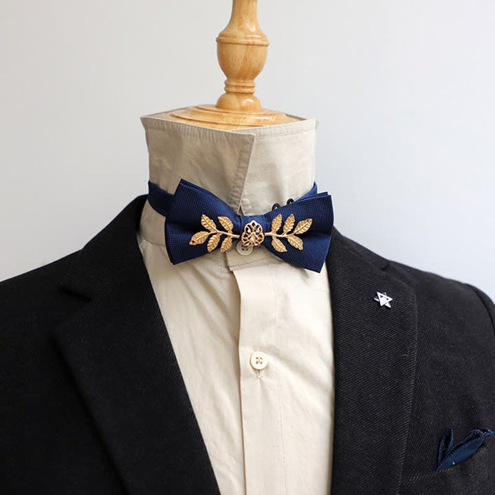 Nœud papillon pour homme avec ornement floral et feuilles dorées