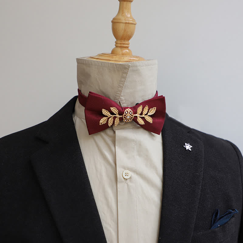 Nœud papillon pour homme avec ornement floral et feuilles dorées