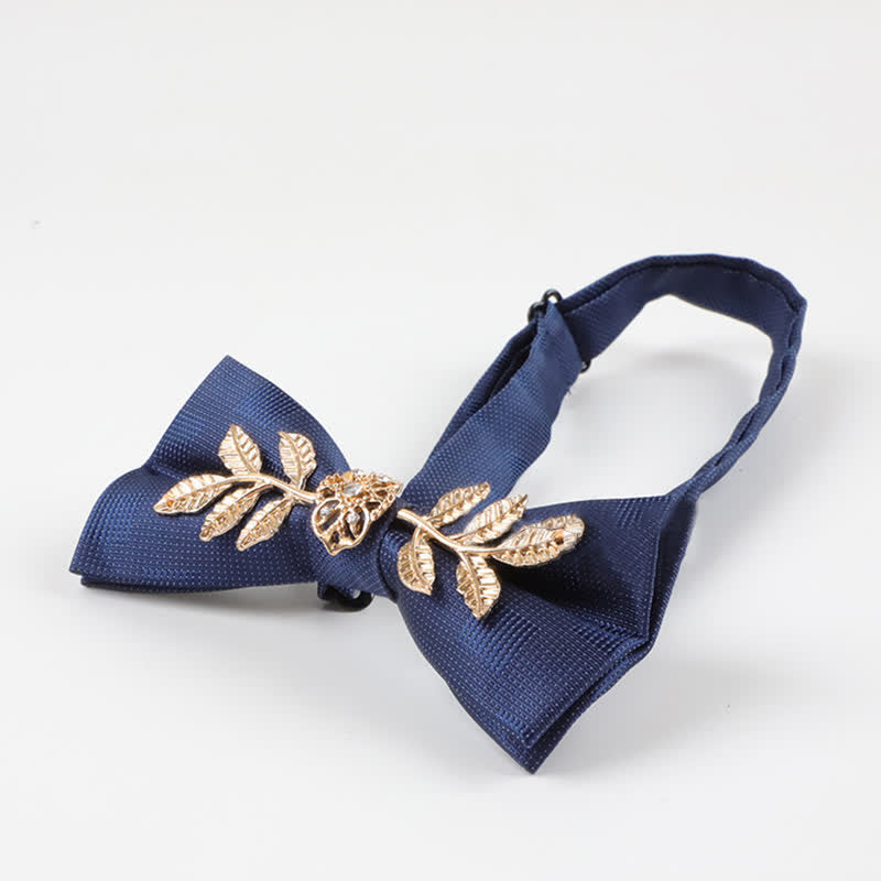 Nœud papillon pour homme avec ornement floral et feuilles dorées
