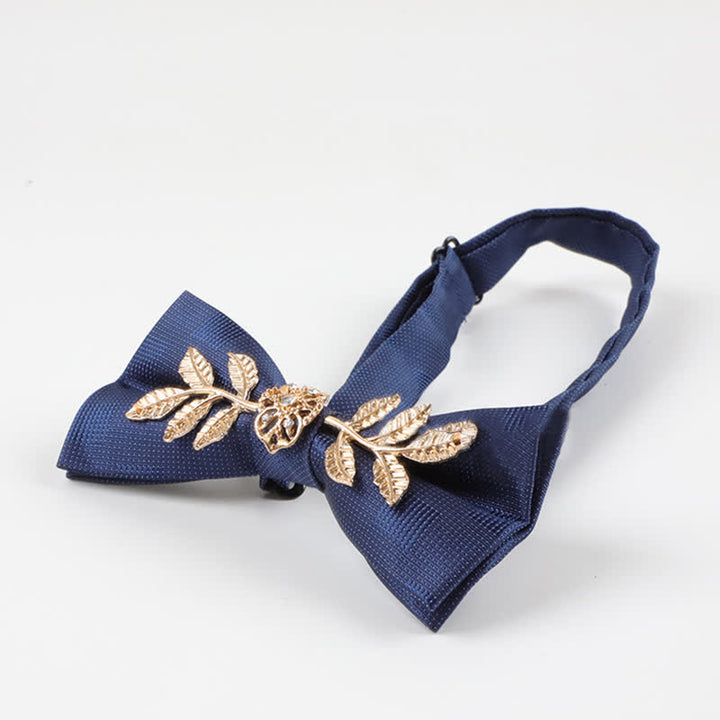 Nœud papillon pour homme avec ornement floral et feuilles dorées