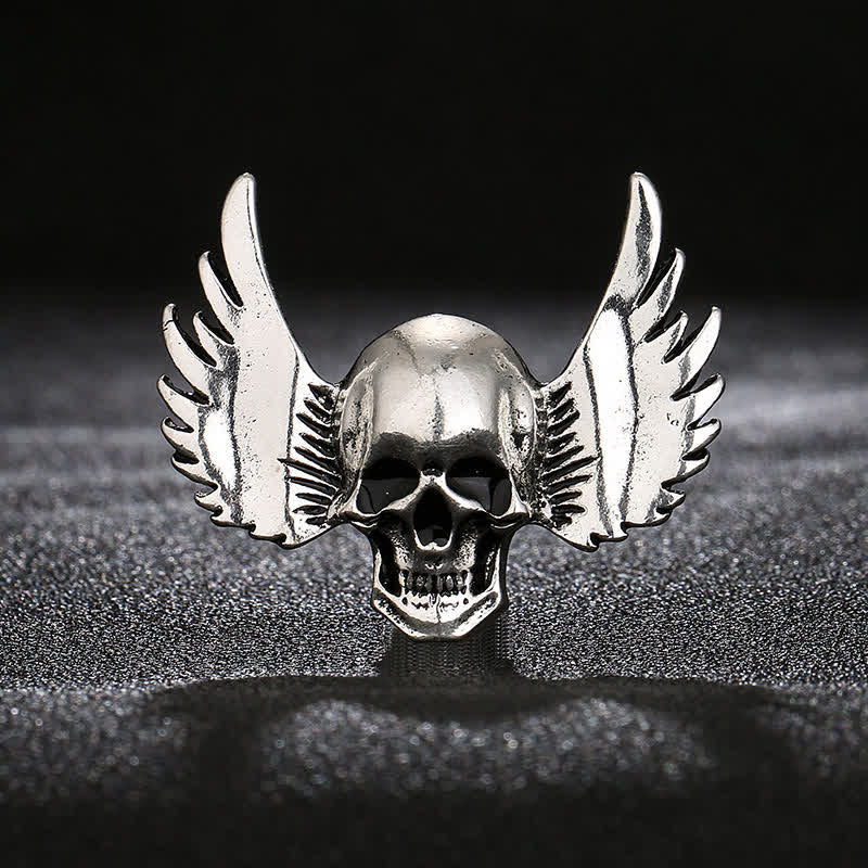 Broche pour homme avec tête de mort riante et ailes
