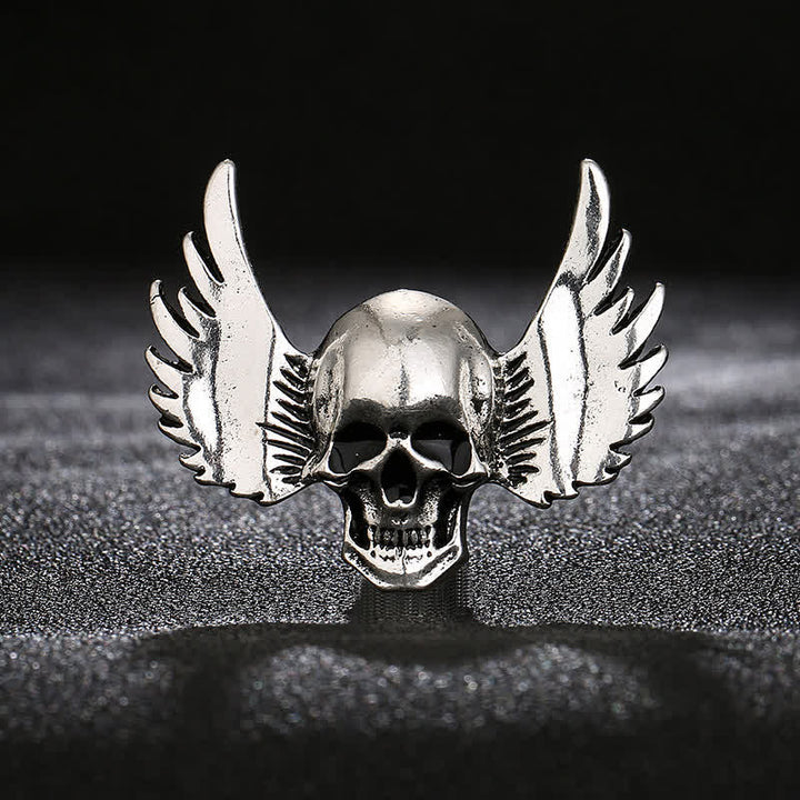 Broche pour homme avec tête de mort riante et ailes