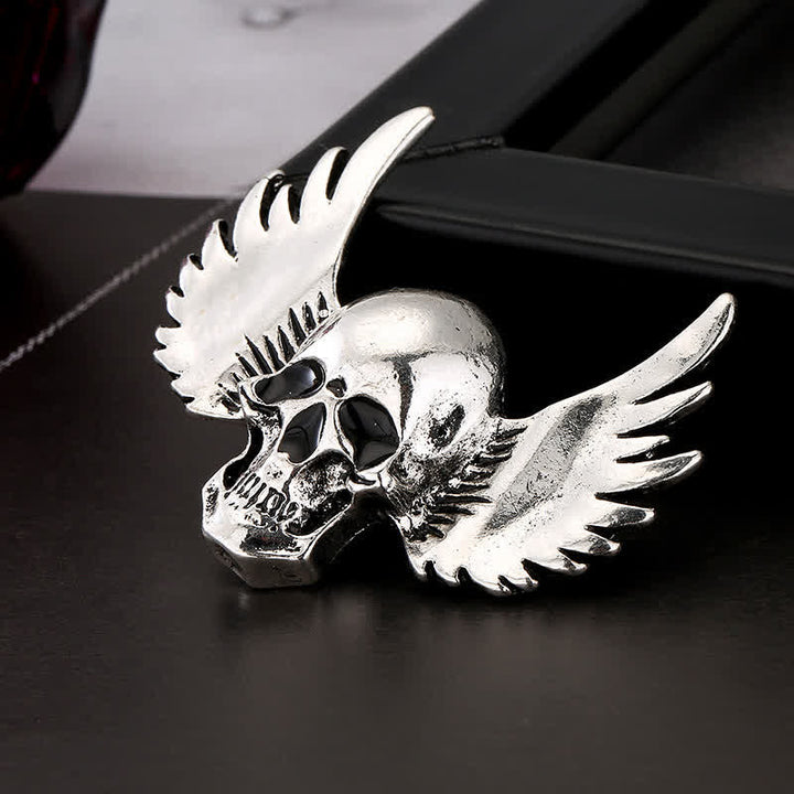 Broche pour homme avec tête de mort riante et ailes
