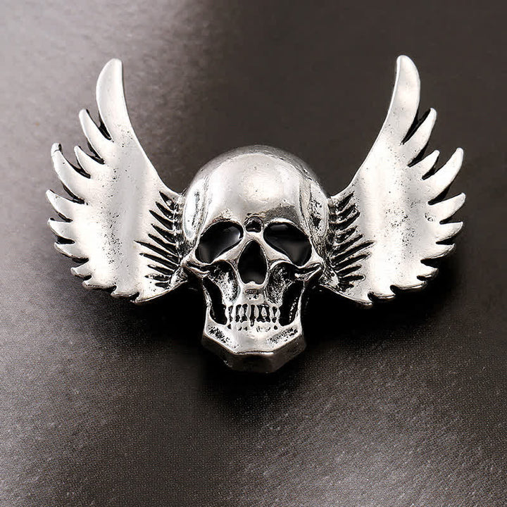 Broche pour homme avec tête de mort riante et ailes