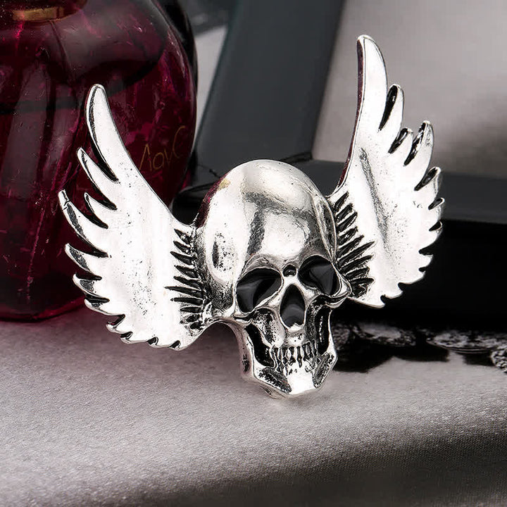Broche pour homme avec tête de mort riante et ailes
