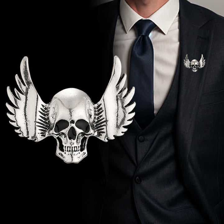 Broche pour homme avec tête de mort riante et ailes