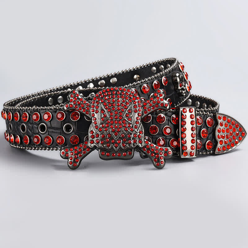 Ceinture en cuir cloutée avec strass et tête de mort