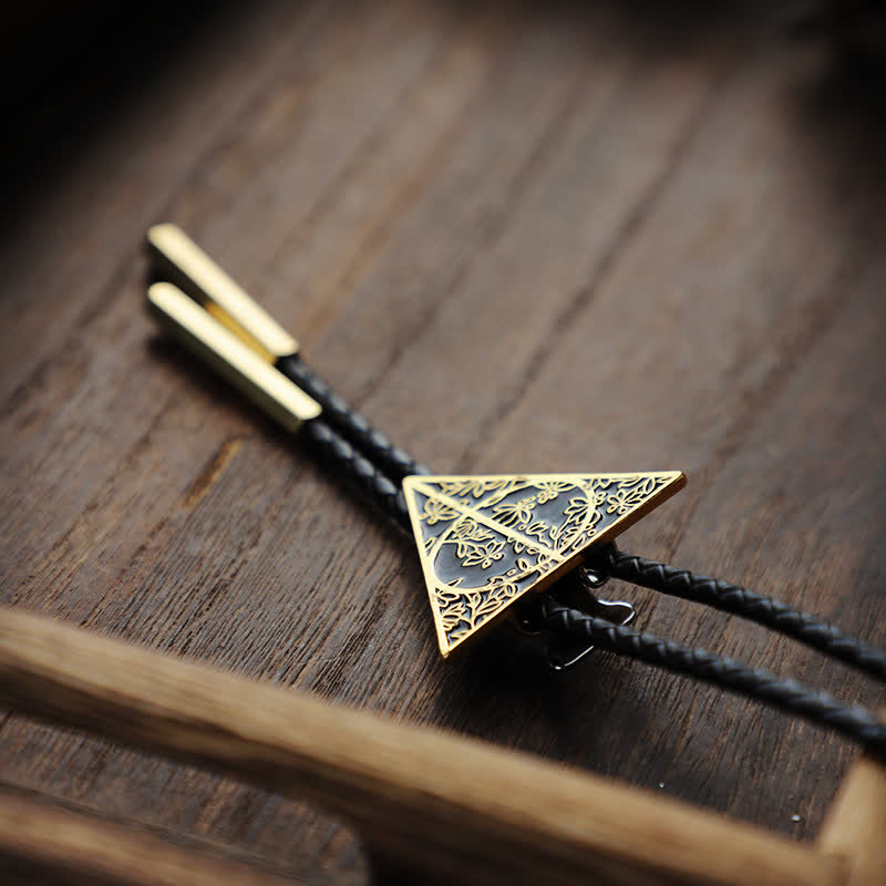 Cravate bolo triangulaire en or foncé et noir avec les reliques de la mort