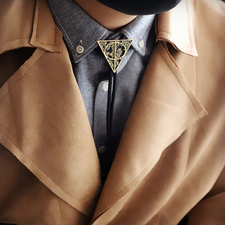 Cravate bolo triangulaire en or foncé et noir avec les reliques de la mort