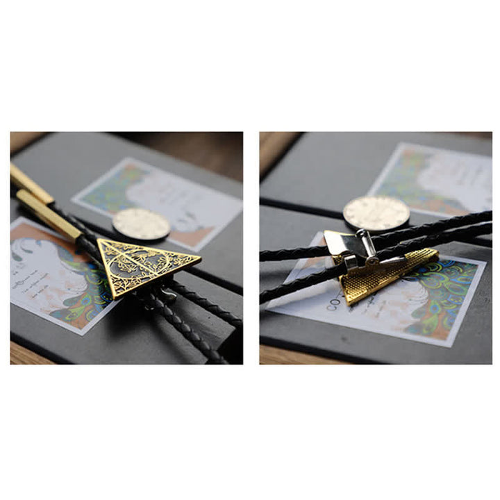 Cravate bolo triangulaire en or foncé et noir avec les reliques de la mort