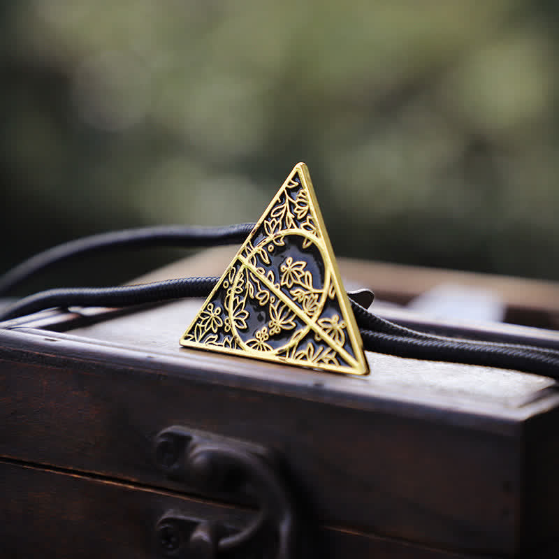 Cravate bolo triangulaire en or foncé et noir avec les reliques de la mort