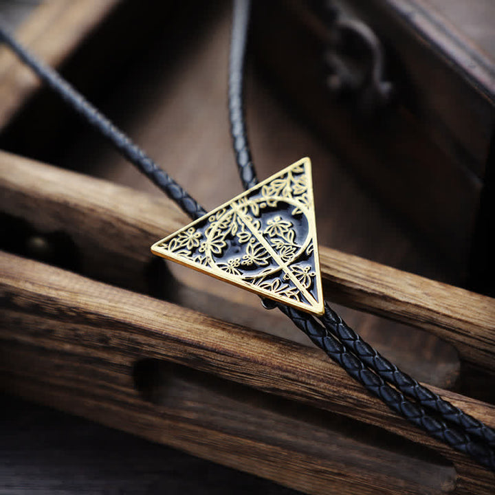 Cravate bolo triangulaire en or foncé et noir avec les reliques de la mort