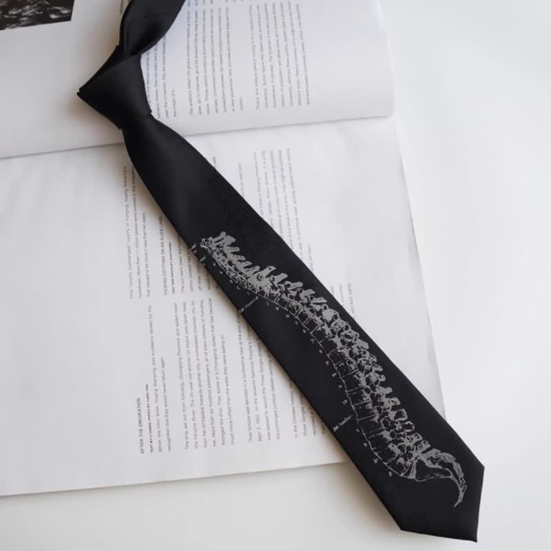Cravate brodée noire pour homme avec tête de mort