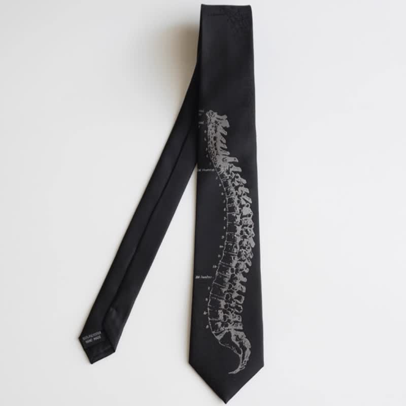 Cravate brodée noire pour homme avec tête de mort