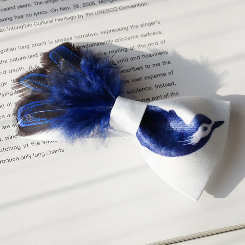 Nœud papillon en plumes d'oiseau bleu marine et blanc pur